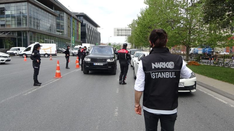 Beyoğlu polisinden tam kapanma denetimi: Uzun kuyruklar oluştu
