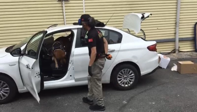 (Özel) Sarıyer’de yardım dağıtma görünümünde uyuşturucu satan torbacı yakalandı
