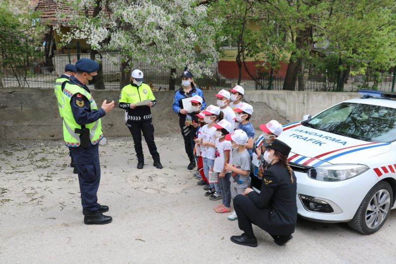 Jandarma ekipleri, EBA üzerinden çocuklara trafik kurallarını anlattı
