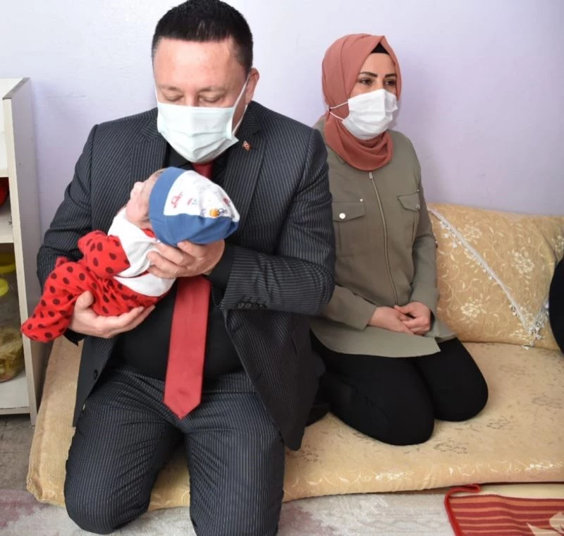 Başkan Beyoğlu, ziyaret ettiği evde yeni doğan bebeğin kulağına ezan okuyup isim verdi
