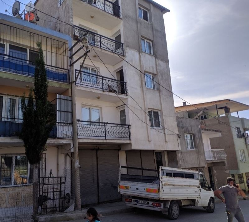 İzmir’de 2.5 yaşındaki çocuk 5. kattan kamyonetin üzerine düştü
