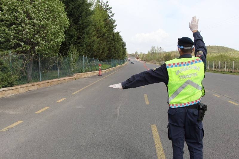 Nevşehir’de jandarma ekipleri 615 araç sürücüsüne 358 bin 927 lira ceza yazdı

