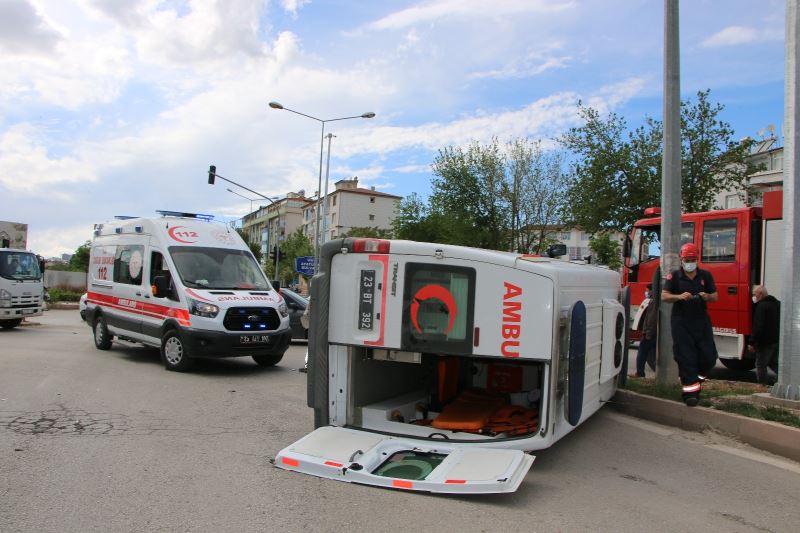Elazığ’da ambulans ile otomobil çarpıştı: 2 yaralı
