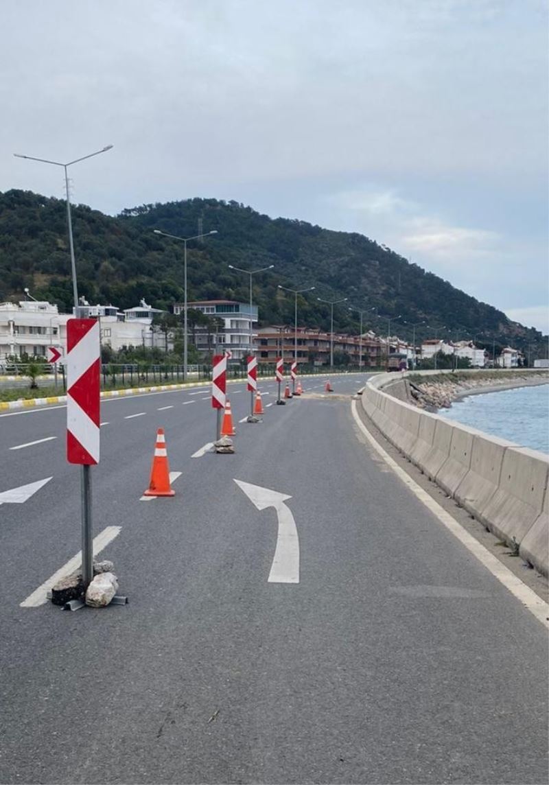 Çanakkale İzmir Karayolunda çökme nedeniyle bölünmüş yolun bir şeridi trafiğe kapatıldı
