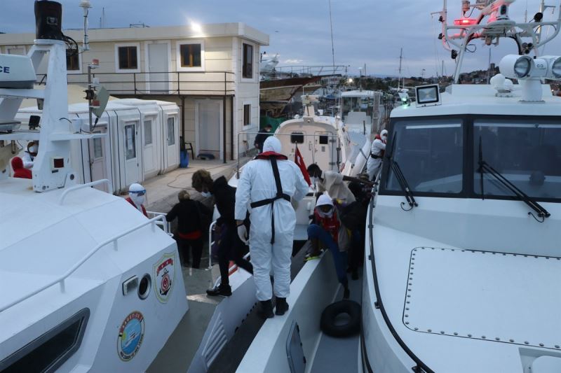Balıkesir açıklarında Yunanlılar tarafından geri itilen 39 düzensiz göçmen kurtarıldı
