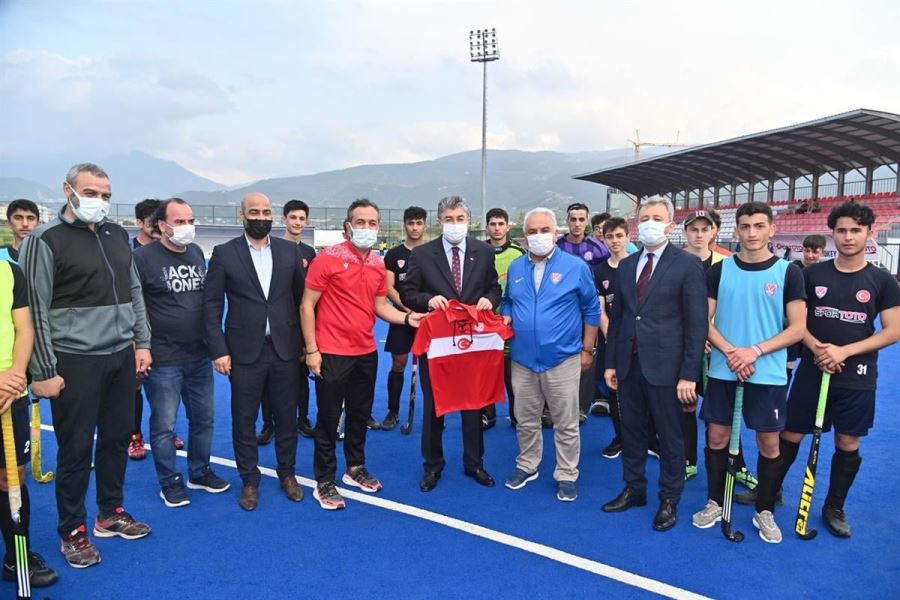 Osmaniye Valisi Dr. Erdinç Yılmaz,Milli Takım Adayı Sporcuları Sahada Ziyaret Etti