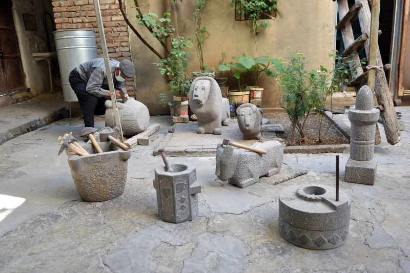 (özel) Taşlara şekil vererek eserler ortaya çıkarıyor
