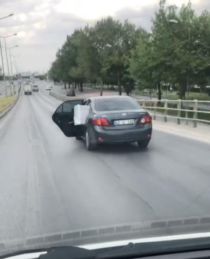Konya’da eşya yüklü otomobilin arka kapısı açık haldeki yolculuğu kamerada
