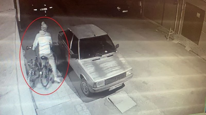 Kısıtlamada aynı anda 2 bisikleti böyle çaldı
