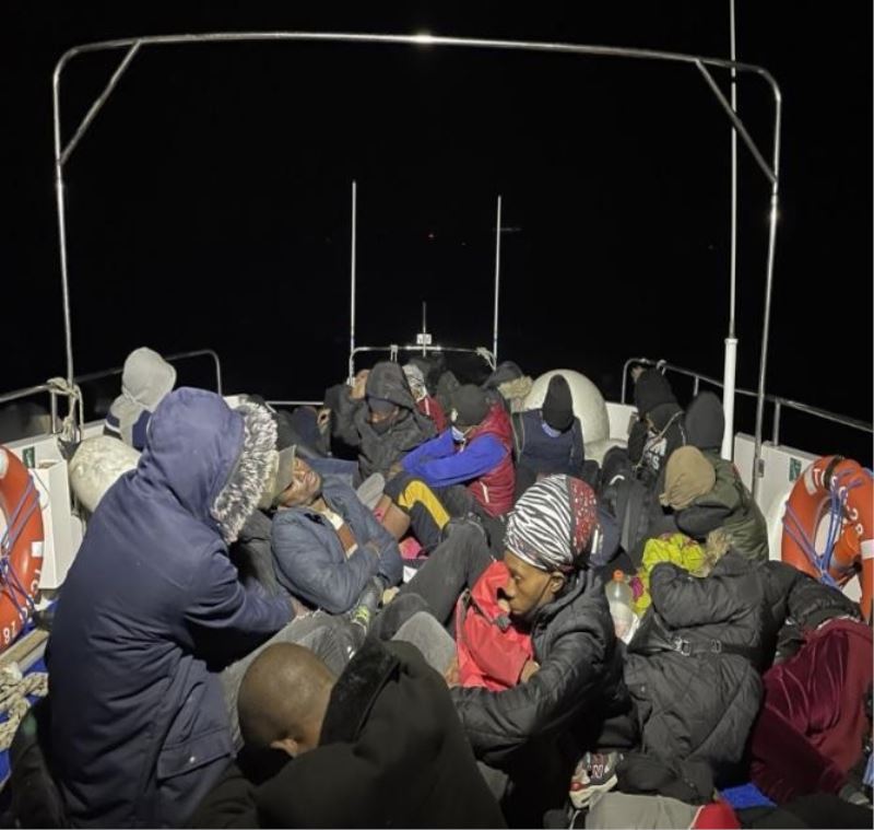Balıkesir açıklarında 30 düzensiz göçmen kurtarıldı
