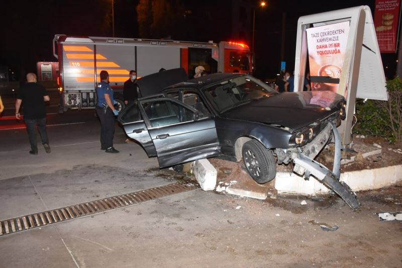 İzmir’de nefes kesen kovalamaca: Polis otosuna çarpıp kazaya sebebiyet veren şüpheli gözaltında
