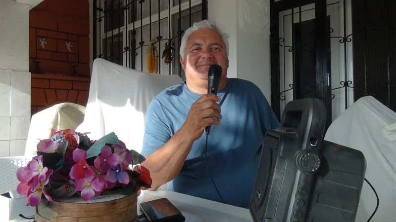 (Özel) Sokağa çıkma yasağına uymayanları ikaz için balkonuna polis sirenli ses sistemi kurdu
