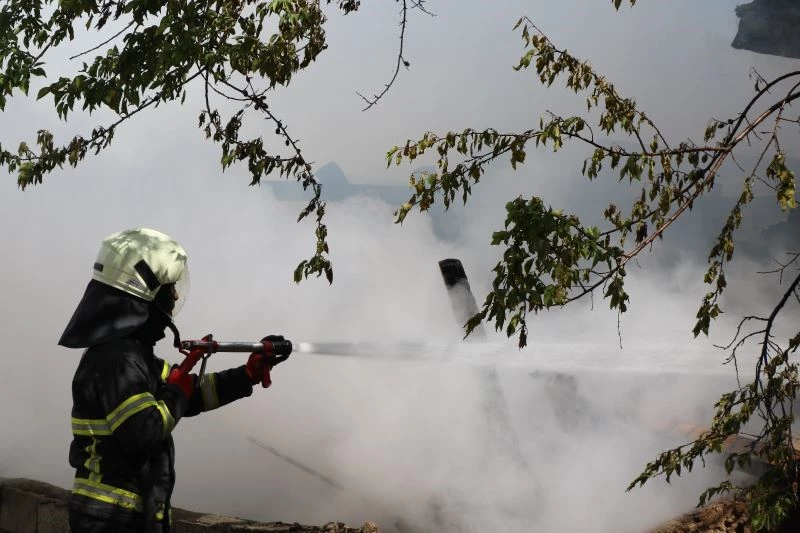 Tavuk kümesi olarak kullanılan ahşap ev yanarak kül oldu
