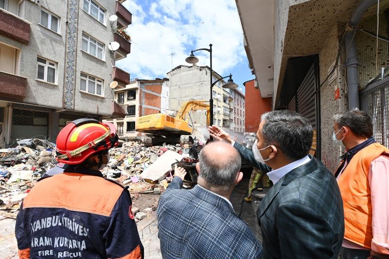 İstanbul Valisi Ali Yerlikaya, çöken 5 katlı binada incelemelerde bulundu
