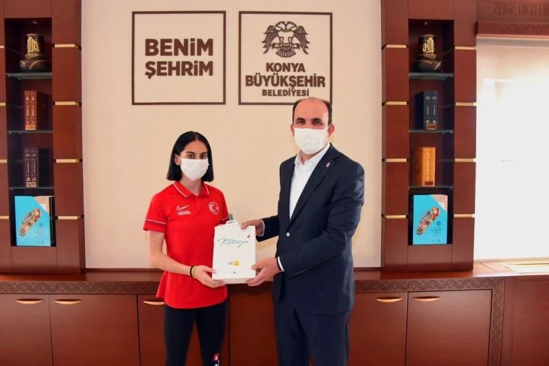 Cimnastikte Türkiye’nin gururu olan Elif Çolak Başkan Altay’la buluştu
