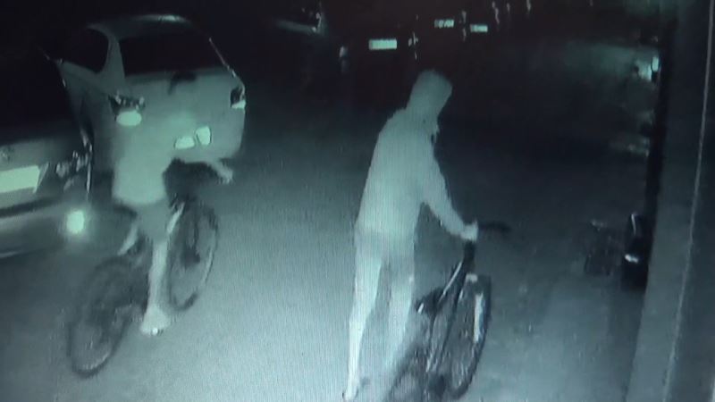 Lüks rezidansa gelen bisikletli hırsızlar bilgisayar çalıp böyle kaçtı
