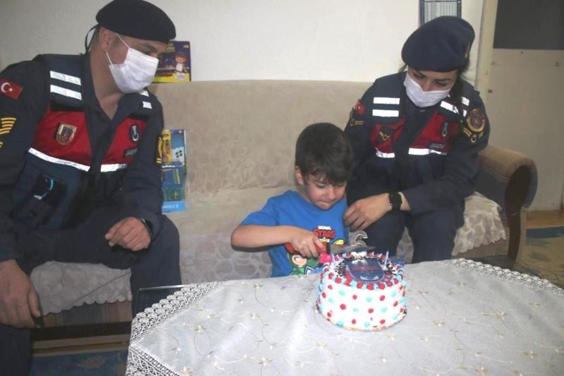 Babası Şırnak’ta asker olan çocuğa jandarmadan doğum günü sürprizi
