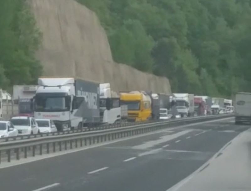 Tır kanala devrildi, Bursa-Ankara karayolu trafiğe kapandı
