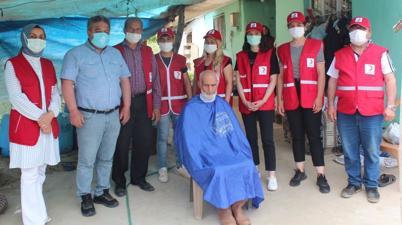 Alaşehir’de Kızılay ihtiyaç sahibi vatandaşların tıraşını yaptı
