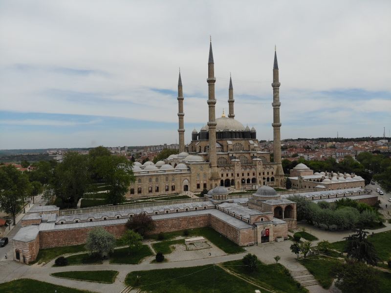 Türk-İslam mimarisinin gözbebeğinde Ramazan-ı Şerif’in son cuma namazı kılındı
