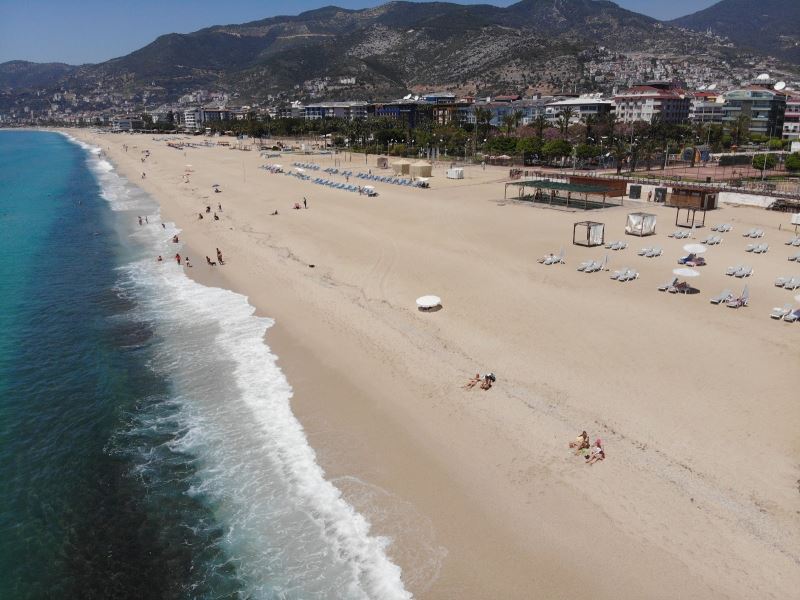 Alanya’da kısıtlamadan muaf turistler plajları doldurdu

