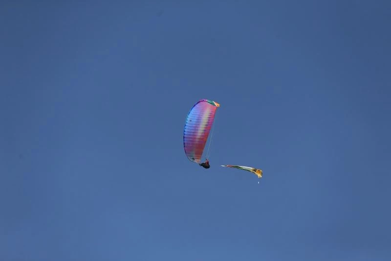 Bayrak açıp Uludağ’dan özgürlük için atladılar
