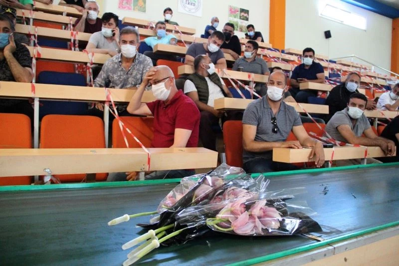 Anneler Günü öncesindeki son çiçek mezatında hareketlilik
