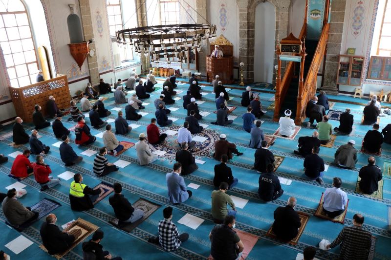 Ramazan’ın son cumasında camiler mahzun kalmadı
