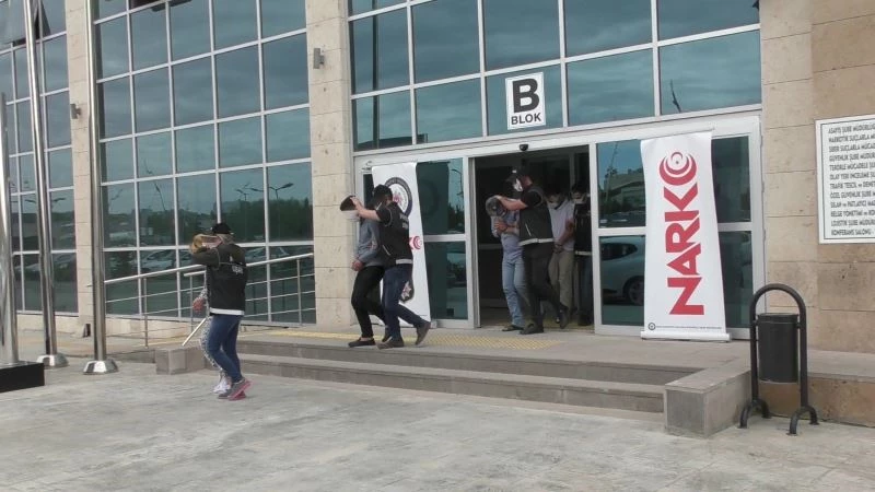 Uşak’ta 3 bin 308 sentetik ecza hap ele geçirildi
