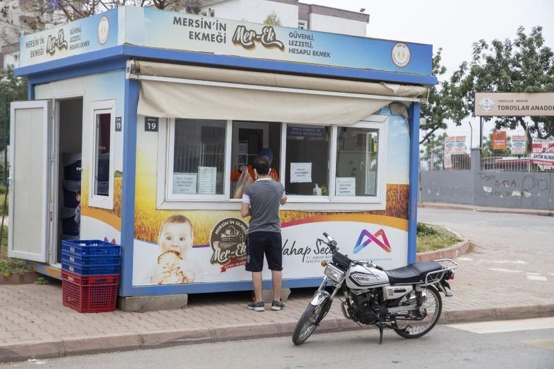 Parasını hayırseverler ödüyor, ekmek ihtiyaç sahiplerine ücretsiz dağıtılıyor
