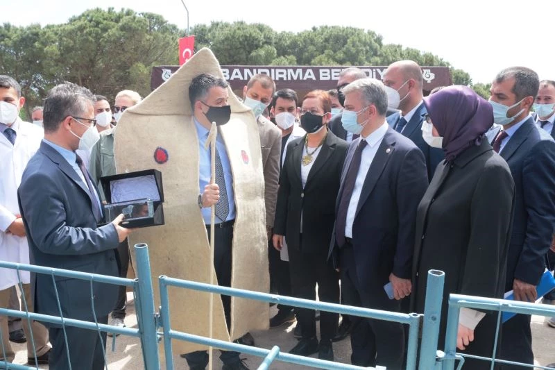 Bakan Pakdemirli kepenek giydi
