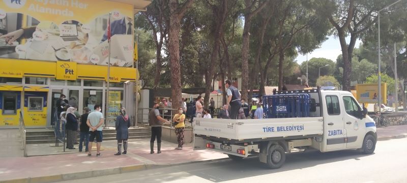 İzmir’de PTT önünde kalabalığa bariyerli önlem
