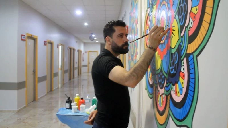 Hastane duvarında görsel şölen
