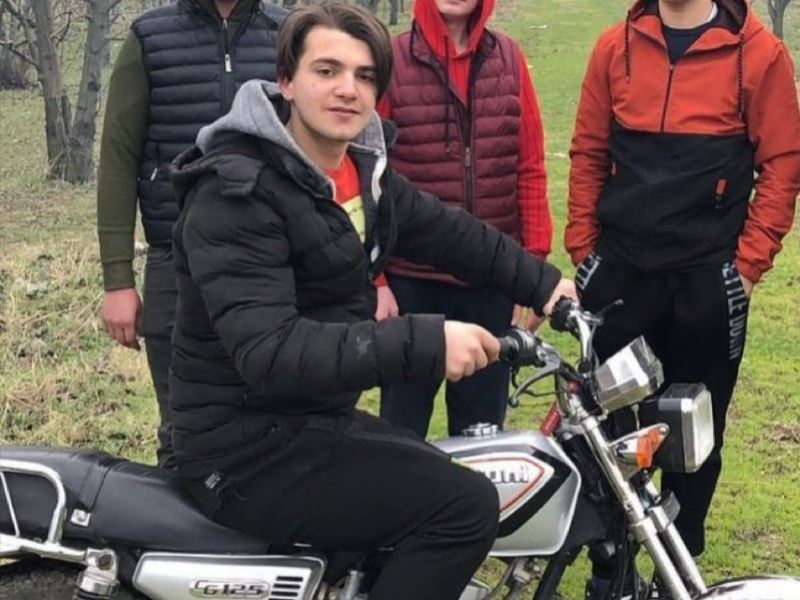 Kamyonetin altında kalan 16 yaşındaki motosiklet sürücüsü hayatını kaybetti

