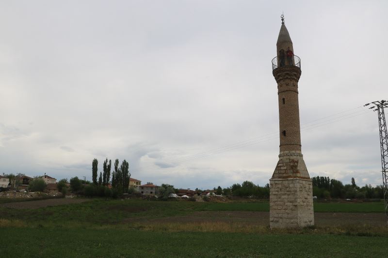 Sular altında kalan köyün ’yalnız minaresi’
