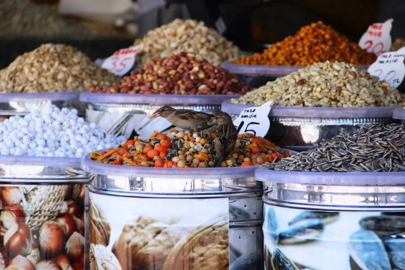 Bayram tezgahları kuşlara kaldı
