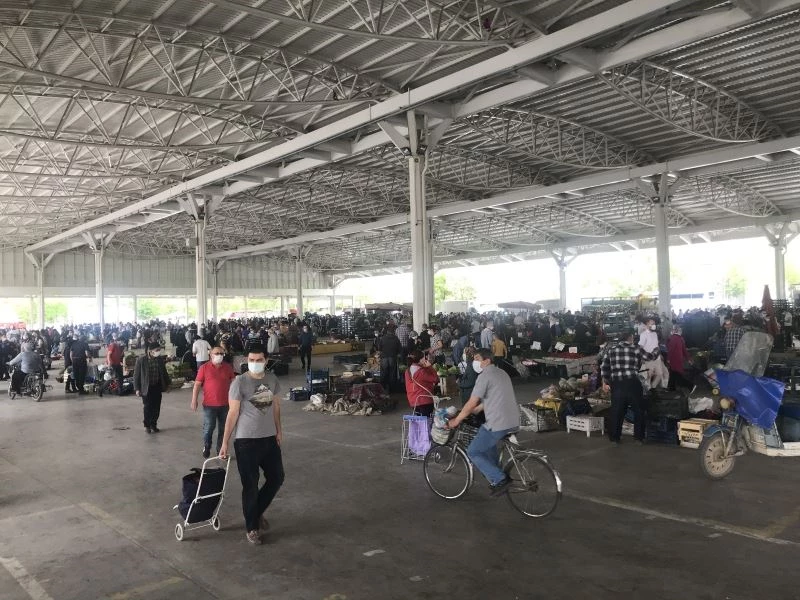 Pazarcılar tezgahları mesafeli açtı
