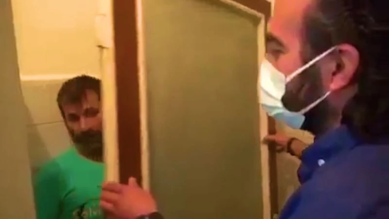 Kumar baskınında ilginç saklanma yöntemi: Odanın köşesine götürdüğü mutfak kapısının arkasında yakalandı
