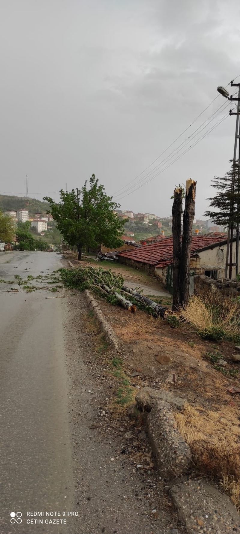 Ankara’daki fırtına minarenin kubbesini devirdi
