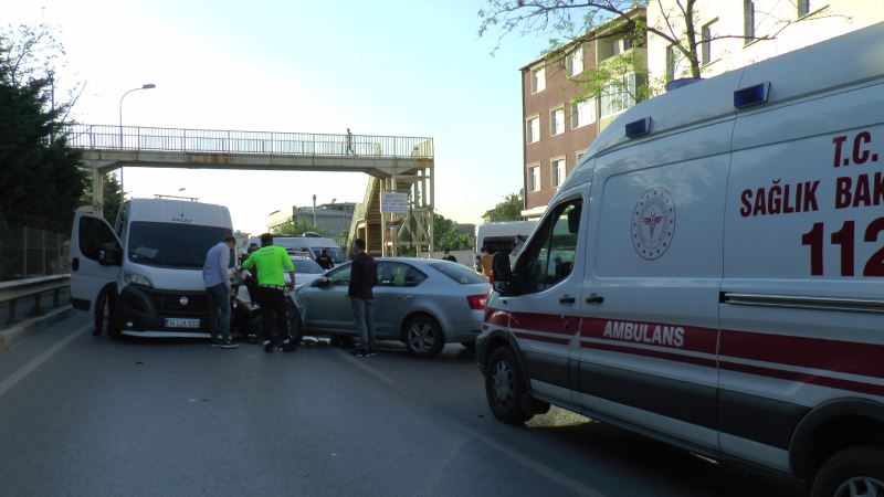 (ÖZEL) Sultanbeyli’de servis minibüsüyle otomobil kafa kafaya çarpıştı: 1 yaralı
