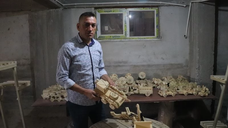 Hurda paletler çocuklara oyuncak oluyor
