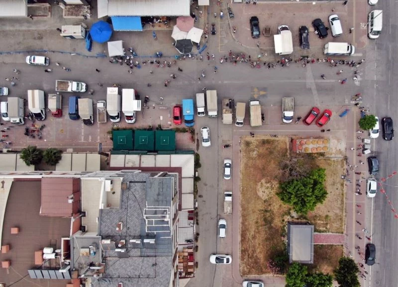 Yerleşik Rusların akın ettiği pazarda metrelerce HES kuyruğu
