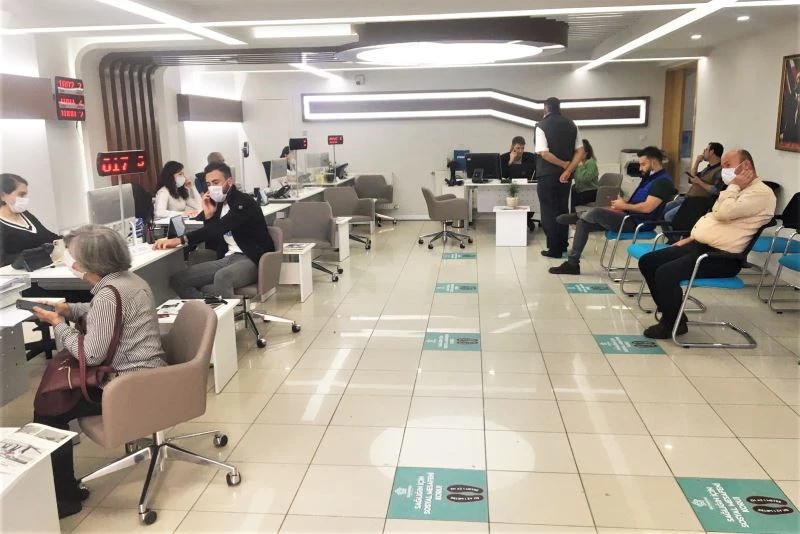 AK Çözüm Merkezi salgında gönül köprüleri kurmaya devam ediyor
