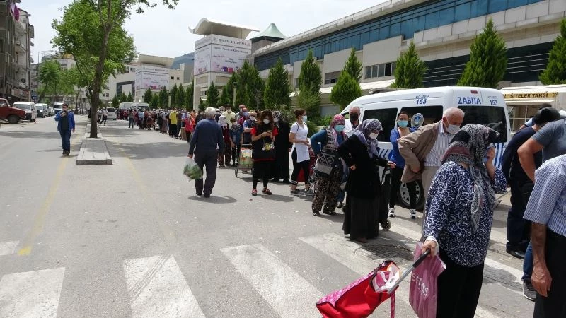 Isparta’da vatandaşlar kentte kurulan 7 pazara HES kodu ve kimlik sorgulamasıyla alındı
