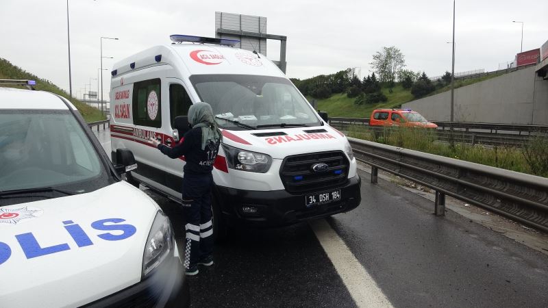 Pendik TEM Otoyolu’ndan otomobil tıra çarptı: 2 yaralı
