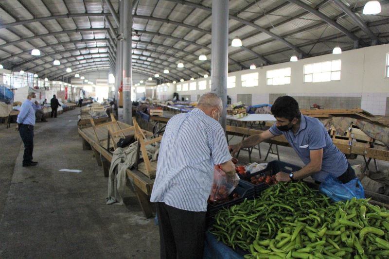 Amasya’da pazara gelen vatandaşlar şaşırdı, sadece 10 esnaf tezgah açtı
