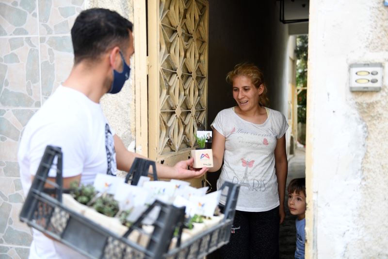 Mersin’de ’Anneler Günü’nde 10 bin çiçek dağıtıldı
