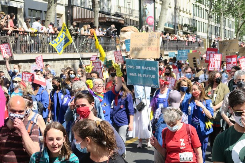 Paris’te çevreciler sokağa indi
