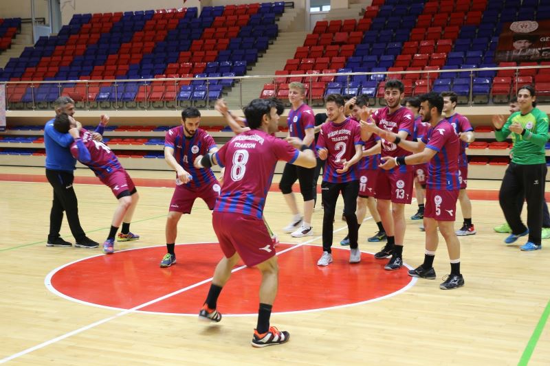 (ÖZEL) Karadeniz ekibi Erkekler Hentbol Süper Ligi’ne yükselmeyi kolbastı ile kutladı
