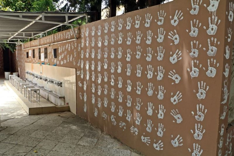 ‘Kimse birbirine selam vermiyordu’ deyip caminin duvarlarını el izleriyle dolduran genç serbest
